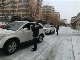 藍海投資張龍陽、侯杰，天福雅苑卡點執(zhí)勤.jpg